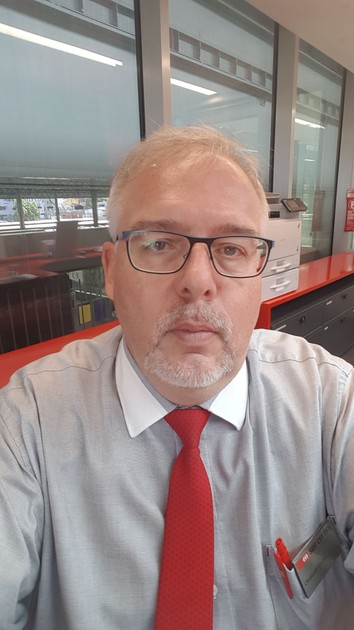 Christoph Fischer en travaillant au guichet