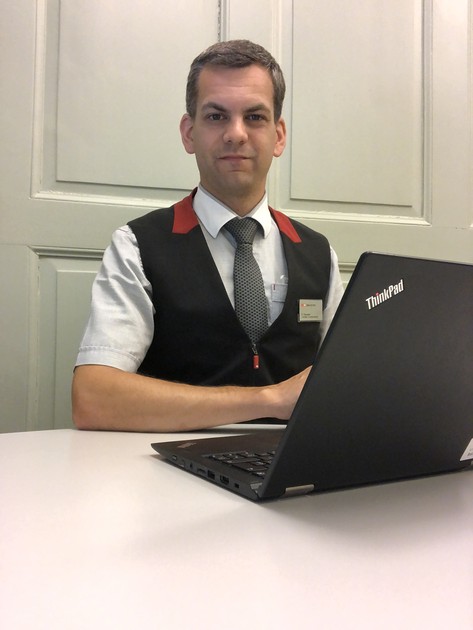 Stefan Decasper devant son laptop